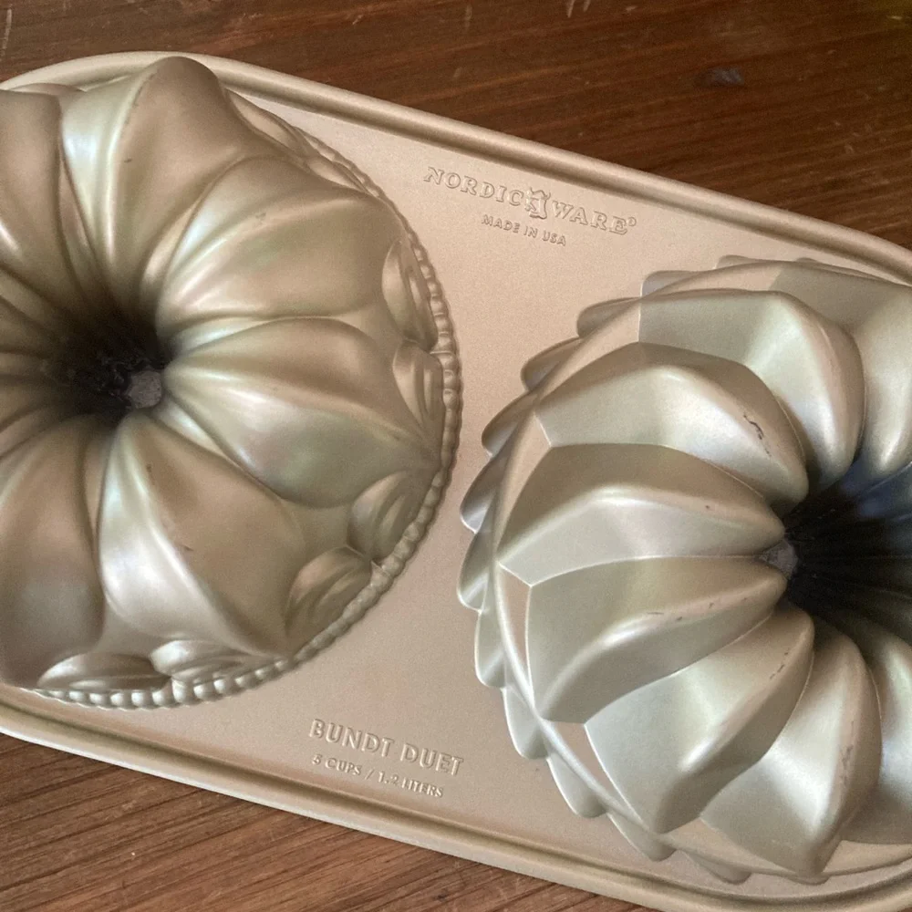 Williams Sonoma Gold Bundt Pan